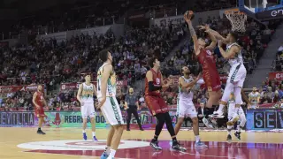 Dino Radoncic intenta anotar en el partido del pasado sábado, ante el Bilbao Basket, en el pabellón Príncipe Felipe.