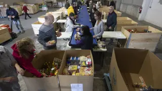 Voluntarios clasifican los productos este martes en el Banco de Alimentos de Zaragoza.