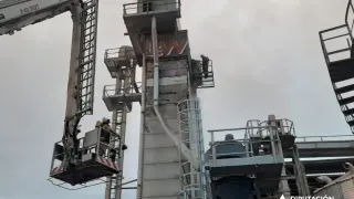 Trabajos de extinción en el silo afectado por el incendio
