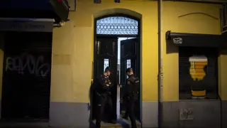 Dos policías en el portal de la casa donde ocurrieron los hechos
