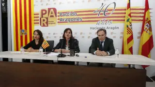 Marina Sevilla, Elena Allué y Xavier de Pedro, este jueves en la sede del PAR.