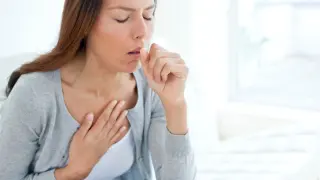 Mujer tosiendo, enferma de bronquitis. Tos. Enfermedad. gsc