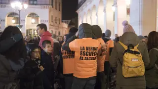 Los bomberos con camisetas naranjas, han llevado su protesta al encendido de las luces de Navidad en Huesca.