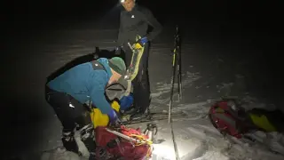 Los guardas de Góriz encontraron al montañero tras dos horas caminando por la nieve.