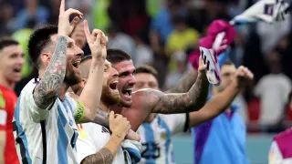 Messi celebra junto a sus compañeros el triunfo de Argentina