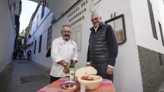 El chef Matías Vega y el presidente de la Cofradía del Salmorejo Cordobés, Miguel del Pino,