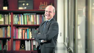 Ricardo Mairal, rector de la UNED, en la sede central de la institución en Madrid.
