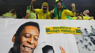 Los aficionados brasileños recuerdan a Pelé.