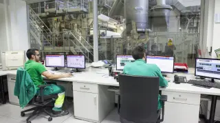 Trabajadores de ICT Ibérica controlando los procesos productivos en la fábrica de papel de ITC en El Burgo de Ebro.