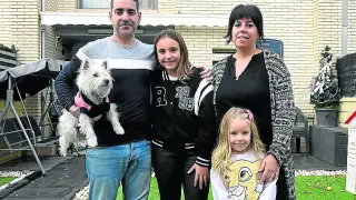 Sergio y Miriam con sus hijas Valeria y Mara y su perra Nieve