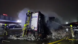 Camión afectado en el incendio del complejo Rausan, en Alfajarín