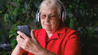 Usar el móvil es imprescindible hoy en día hasta para los más mayores.