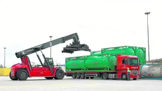 Los contenedores cisternas fabricados por Eurocontainer para Kernel, en instalaciones de la firma aragonesa.