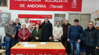 Rafael Guía, secretario general del PSOE andorrano -en el centro-, con militantes de la agrupación local.