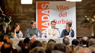 El alcalde de Huesca, primero por la derecha, en la mesa de debate sobre las elecciones de 2023.