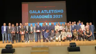 Todos los galardonados ayer en la Gala del Atletismo Aragonés de Barbastro.