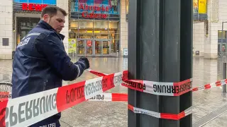 Un policía acordona los alrededores del centro comercial de Dresde, Alemania. GERMANY CRIME
