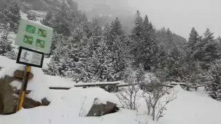 La nevada caída esta mañana en el Pirineo aragonés ha provocado numerosas incidencias en las carreteras. Los principales problemas se han vivido en los accesos al valle de Benasque.