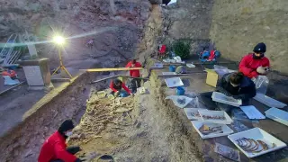 Trabajos de exhumación de los restos realizados durante la semana pasada en el cementerio de Albarracín.