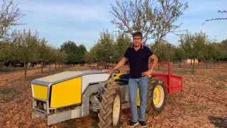 Miquel Ordinas junto a su tractor amarillo