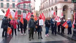 Concentración de los sindicatos para exigir la renovación del convenio de limpieza de la provincia de Huesca.