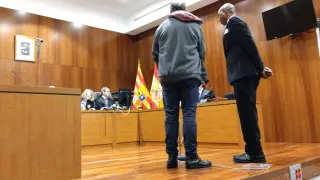 El acusado, vestido de negro, junto al intérprete, durante el juicio celebrado en la Audiencia de Zaragoza.