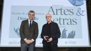 El director de HERALDO, Mikel Iturbe, hizo entrega a Dino Valls del premio en la categoría de Artes plásticas.