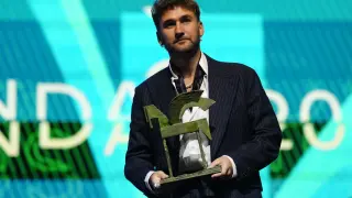 El cantante Dani Fernández agradece tras recibir un Premio Ondas, este miércoles en Barcelona
