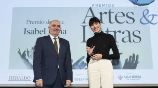 José Antonio Artigas, director de Comunicación y Relaciones Institucionales de Caja Rural de Aragón, hizo entrega del premio a Isabel Peña.