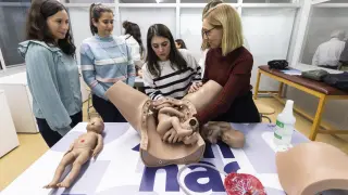 Ligia Gil, en el centro, mientras practica una rotación manual de la cabeza fetal.