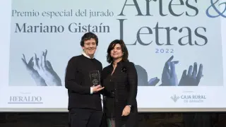 Mariano Gistaín recibió el galardón de manos de Paloma de Yarza, presidenta de HERALDO.