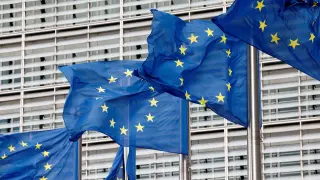 Las banderas de la Unión Europea ondean frente a la sede de la Comisión Europea en Bruselas, Bélgica.