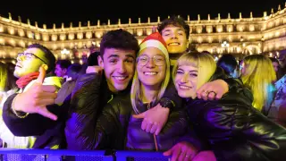 Jóvenes en la Nochevieja universitaria de Salamanca ayer.