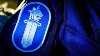 Logo de la policía finlandesa en el uniforme de un agente