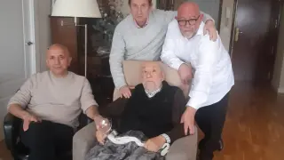 Eloy Fernández Clemente, rodeado de sus amigos Luis Alegre, José Luis Melero y Antón Castro, el pasado martes,13 de diciembre, día de su cumpleaños