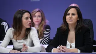 La ministra de Igualdad, Irene Montero (i), y la secretaria general de Podemos y ministra de Derechos Sociales y Agenda 2030, Ione Belarra (d), en la reunión del Consejo Ciudadano Estatal de Podemos (CCE)