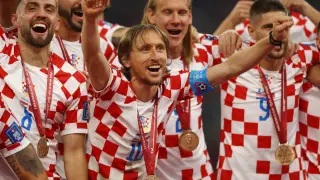 Luka Modric celebra la medalla de bronce en el Mundial de Catar 2022.
