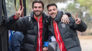 San Román y Juan Carlos, de vuelta tras cumplir sanción, sonrientes antes de partir a Burgos.