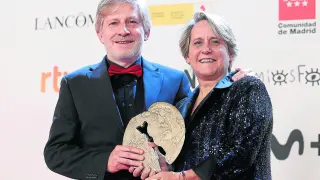 Gaizka Urresti y Paula Labordeta, con el premio Forqué al mejor documental en las manos.
