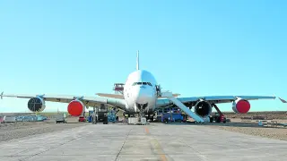 Airbus A380 en proceso de desmantelamiento en las instalaciones de Tarmac en el aeropuerto.