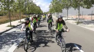 Alumnos del IES Pignatelli recorriendo el entorno del centro en bici, el curso pasado