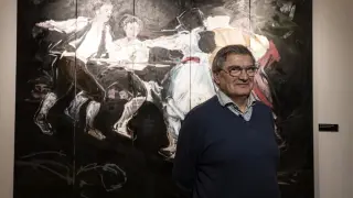 El pintor Fernando Alvira, frente a una de las obras que presenta en su exposición 'Desastres'.