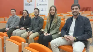 Cinco alumnos de la primera promoción del grado de Administración y Dirección de Empresas en ingles de la Universidad de Zaragoza.