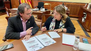 Raúl Rivarés explica a Rosa Serrano las alternativas para impulsar la red de cercanías y prolongar el tren que pasa por Monegros hasta Barcelona.