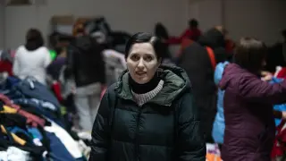 Alina Klochko en uno de los locales que la asociación AURA tiene en Zaragoza a la que acuden ucranianos en busca de ropa y otros artículos que necesitan