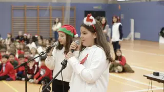 Dos alumnas del colegio Río Ebro durante el festival de Navidad.