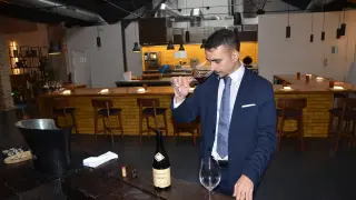 El sumiller Félix Artigas, catando uno de los vinos del restaurante Gente Rara.