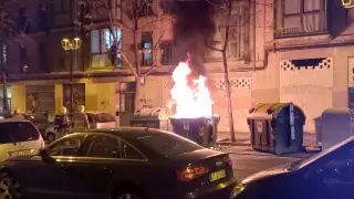 Un contenedor arde en el Coso en Zaragoza.