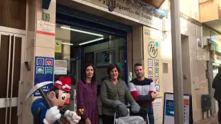 Elena López -en el centro-, una de las afortunadas en Andorra, junto a los encargados de la Administración de Lotería, Clara Balaguer y José Antonio Legua.