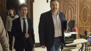 El alcalde de Huesca, Luis Felipe, y el portavoz de Cs, José Luis Cadena, entrando al pleno del Ayuntamiento de Huesca donde se han aprobado los presupuestos para 2023.